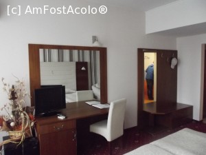 [P26] Cuierul şi biroul camerei duble de la Arena Târnovo Hotel » foto by irinad
 - 
<span class="allrVoted glyphicon glyphicon-heart hidden" id="av705960"></span>
<a class="m-l-10 hidden" id="sv705960" onclick="voting_Foto_DelVot(,705960,10963)" role="button">șterge vot <span class="glyphicon glyphicon-remove"></span></a>
<a id="v9705960" class=" c-red"  onclick="voting_Foto_SetVot(705960)" role="button"><span class="glyphicon glyphicon-heart-empty"></span> <b>LIKE</b> = Votează poza</a> <img class="hidden"  id="f705960W9" src="/imagini/loader.gif" border="0" /><span class="AjErrMes hidden" id="e705960ErM"></span>