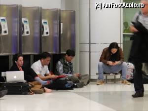 [P13] Oameni - aeroportul Doha.  » foto by TraianS
 - 
<span class="allrVoted glyphicon glyphicon-heart hidden" id="av404165"></span>
<a class="m-l-10 hidden" id="sv404165" onclick="voting_Foto_DelVot(,404165,11020)" role="button">șterge vot <span class="glyphicon glyphicon-remove"></span></a>
<a id="v9404165" class=" c-red"  onclick="voting_Foto_SetVot(404165)" role="button"><span class="glyphicon glyphicon-heart-empty"></span> <b>LIKE</b> = Votează poza</a> <img class="hidden"  id="f404165W9" src="/imagini/loader.gif" border="0" /><span class="AjErrMes hidden" id="e404165ErM"></span>