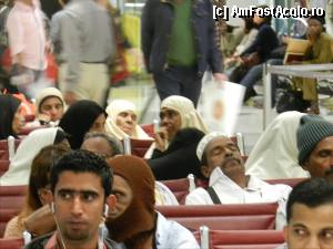 [P14] Oameni - aeroportul Doha.  » foto by TraianS
 - 
<span class="allrVoted glyphicon glyphicon-heart hidden" id="av404166"></span>
<a class="m-l-10 hidden" id="sv404166" onclick="voting_Foto_DelVot(,404166,11020)" role="button">șterge vot <span class="glyphicon glyphicon-remove"></span></a>
<a id="v9404166" class=" c-red"  onclick="voting_Foto_SetVot(404166)" role="button"><span class="glyphicon glyphicon-heart-empty"></span> <b>LIKE</b> = Votează poza</a> <img class="hidden"  id="f404166W9" src="/imagini/loader.gif" border="0" /><span class="AjErrMes hidden" id="e404166ErM"></span>