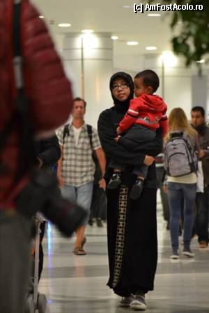[P16] Oameni - aeroportul Doha.  » foto by TraianS
 - 
<span class="allrVoted glyphicon glyphicon-heart hidden" id="av404168"></span>
<a class="m-l-10 hidden" id="sv404168" onclick="voting_Foto_DelVot(,404168,11020)" role="button">șterge vot <span class="glyphicon glyphicon-remove"></span></a>
<a id="v9404168" class=" c-red"  onclick="voting_Foto_SetVot(404168)" role="button"><span class="glyphicon glyphicon-heart-empty"></span> <b>LIKE</b> = Votează poza</a> <img class="hidden"  id="f404168W9" src="/imagini/loader.gif" border="0" /><span class="AjErrMes hidden" id="e404168ErM"></span>