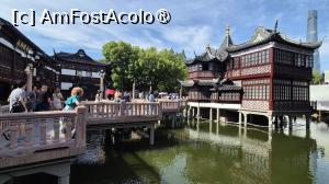 [P62] Traversarea podului duce la ceainaria Huxinting, un loc traditional si rafinat pentru relaxare si savurarea ceaiului, renumita pentru gazduirea demnitarilor straini. In timpul Primului Razboi al Opiului, armata britanica a folosit Ceainaria Huxinting ca baza de operatiuni timp de cateva zile in 1842.  » foto by geani anto
 - 
<span class="allrVoted glyphicon glyphicon-heart hidden" id="av1508467"></span>
<a class="m-l-10 hidden" id="sv1508467" onclick="voting_Foto_DelVot(,1508467,11037)" role="button">șterge vot <span class="glyphicon glyphicon-remove"></span></a>
<a id="v91508467" class=" c-red"  onclick="voting_Foto_SetVot(1508467)" role="button"><span class="glyphicon glyphicon-heart-empty"></span> <b>LIKE</b> = Votează poza</a> <img class="hidden"  id="f1508467W9" src="/imagini/loader.gif" border="0" /><span class="AjErrMes hidden" id="e1508467ErM"></span>