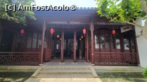 [P13] Am pasit in interiorul Gradinii Kezhi, dupa ce am platit 20 RMB/persoana, descoperind o comoara ascunsa, in stil tipic Jiangnan. Fostul proprietar a fost Ma Weiqi, a carui familie se ocupa cu negotul de sare, din generatie in generatie, fiind unul dintre cei mai bogati barbati din orasul antic Zhujiajiao.  » foto by geani anto
 - 
<span class="allrVoted glyphicon glyphicon-heart hidden" id="av1508729"></span>
<a class="m-l-10 hidden" id="sv1508729" onclick="voting_Foto_DelVot(,1508729,11037)" role="button">șterge vot <span class="glyphicon glyphicon-remove"></span></a>
<a id="v91508729" class=" c-red"  onclick="voting_Foto_SetVot(1508729)" role="button"><span class="glyphicon glyphicon-heart-empty"></span> <b>LIKE</b> = Votează poza</a> <img class="hidden"  id="f1508729W9" src="/imagini/loader.gif" border="0" /><span class="AjErrMes hidden" id="e1508729ErM"></span>