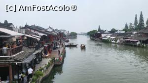 [P02] Pentru ultima zi petrecuta in Shanghai, am ales orasul Zhujiajiao, cunoscut si sub numele de „Venetia din Shanghai”, cel mai bine conservat dintre cele patru orase antice din Shanghai.
Citind despre istoria orasului, care datează de 1700 de ani si despre arhitectura ce dateaza din perioada Dinastiilor Ming si Qing, am descoperit un alt loc, dupa Gradina Yu, in cel mai evident stil Jiangnan.
 » foto by geani anto
 - 
<span class="allrVoted glyphicon glyphicon-heart hidden" id="av1508718"></span>
<a class="m-l-10 hidden" id="sv1508718" onclick="voting_Foto_DelVot(,1508718,11037)" role="button">șterge vot <span class="glyphicon glyphicon-remove"></span></a>
<a id="v91508718" class=" c-red"  onclick="voting_Foto_SetVot(1508718)" role="button"><span class="glyphicon glyphicon-heart-empty"></span> <b>LIKE</b> = Votează poza</a> <img class="hidden"  id="f1508718W9" src="/imagini/loader.gif" border="0" /><span class="AjErrMes hidden" id="e1508718ErM"></span>