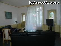 [P10] Micul hol dotat cu mobilier modern si plasma, din interiorul hotelului Bristol din Aix-Les-Bains » foto by ileanaxperta*
 - 
<span class="allrVoted glyphicon glyphicon-heart hidden" id="av295530"></span>
<a class="m-l-10 hidden" id="sv295530" onclick="voting_Foto_DelVot(,295530,11049)" role="button">șterge vot <span class="glyphicon glyphicon-remove"></span></a>
<a id="v9295530" class=" c-red"  onclick="voting_Foto_SetVot(295530)" role="button"><span class="glyphicon glyphicon-heart-empty"></span> <b>LIKE</b> = Votează poza</a> <img class="hidden"  id="f295530W9" src="/imagini/loader.gif" border="0" /><span class="AjErrMes hidden" id="e295530ErM"></span>