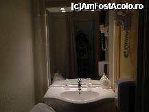 [P16] Chiuveta si oglinda eleganta, din baia dotata cu tot necesarul, din hotelul Bristol, Aix-Les-Bains » foto by ileanaxperta*
 - 
<span class="allrVoted glyphicon glyphicon-heart hidden" id="av295536"></span>
<a class="m-l-10 hidden" id="sv295536" onclick="voting_Foto_DelVot(,295536,11049)" role="button">șterge vot <span class="glyphicon glyphicon-remove"></span></a>
<a id="v9295536" class=" c-red"  onclick="voting_Foto_SetVot(295536)" role="button"><span class="glyphicon glyphicon-heart-empty"></span> <b>LIKE</b> = Votează poza</a> <img class="hidden"  id="f295536W9" src="/imagini/loader.gif" border="0" /><span class="AjErrMes hidden" id="e295536ErM"></span>