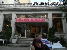 [P20] Curtea interioara, unde am servit noi micul dejun, cu usa catre restaurant, la hotelul Bristol din Aix-Les-Bains » foto by ileanaxperta*
 - 
<span class="allrVoted glyphicon glyphicon-heart hidden" id="av295540"></span>
<a class="m-l-10 hidden" id="sv295540" onclick="voting_Foto_DelVot(,295540,11049)" role="button">șterge vot <span class="glyphicon glyphicon-remove"></span></a>
<a id="v9295540" class=" c-red"  onclick="voting_Foto_SetVot(295540)" role="button"><span class="glyphicon glyphicon-heart-empty"></span> <b>LIKE</b> = Votează poza</a> <img class="hidden"  id="f295540W9" src="/imagini/loader.gif" border="0" /><span class="AjErrMes hidden" id="e295540ErM"></span>