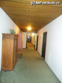 [P07] Mobila antichizata decoreaza  holurile ,in fata, undeva in stanga fiind amenajata o camaruta cu obiecte artizanale tiroleze . » foto by elenahelen
 - 
<span class="allrVoted glyphicon glyphicon-heart hidden" id="av297802"></span>
<a class="m-l-10 hidden" id="sv297802" onclick="voting_Foto_DelVot(,297802,11094)" role="button">șterge vot <span class="glyphicon glyphicon-remove"></span></a>
<a id="v9297802" class=" c-red"  onclick="voting_Foto_SetVot(297802)" role="button"><span class="glyphicon glyphicon-heart-empty"></span> <b>LIKE</b> = Votează poza</a> <img class="hidden"  id="f297802W9" src="/imagini/loader.gif" border="0" /><span class="AjErrMes hidden" id="e297802ErM"></span>