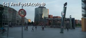 [P45] 45. Trecem și prin „Potsdamer Platz”, pare-se un punct turistic important din Berlin. » foto by msnd
 - 
<span class="allrVoted glyphicon glyphicon-heart hidden" id="av1348108"></span>
<a class="m-l-10 hidden" id="sv1348108" onclick="voting_Foto_DelVot(,1348108,11101)" role="button">șterge vot <span class="glyphicon glyphicon-remove"></span></a>
<a id="v91348108" class=" c-red"  onclick="voting_Foto_SetVot(1348108)" role="button"><span class="glyphicon glyphicon-heart-empty"></span> <b>LIKE</b> = Votează poza</a> <img class="hidden"  id="f1348108W9" src="/imagini/loader.gif" border="0" /><span class="AjErrMes hidden" id="e1348108ErM"></span>