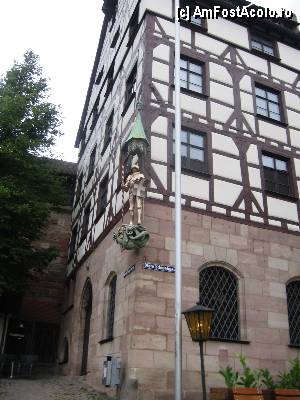 [P32] Casa armurierului Pilatus cu statuia Sf. Gheorghe, Nurnberg » foto by Michi
 - 
<span class="allrVoted glyphicon glyphicon-heart hidden" id="av379212"></span>
<a class="m-l-10 hidden" id="sv379212" onclick="voting_Foto_DelVot(,379212,11101)" role="button">șterge vot <span class="glyphicon glyphicon-remove"></span></a>
<a id="v9379212" class=" c-red"  onclick="voting_Foto_SetVot(379212)" role="button"><span class="glyphicon glyphicon-heart-empty"></span> <b>LIKE</b> = Votează poza</a> <img class="hidden"  id="f379212W9" src="/imagini/loader.gif" border="0" /><span class="AjErrMes hidden" id="e379212ErM"></span>
