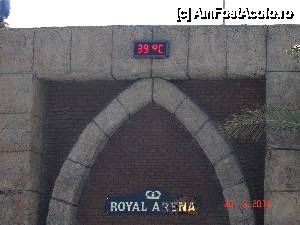 [P21] temperatura aerului, afisata permanent la Royal Arena (aici ora 15.00)  » foto by jimmybitza*
 - 
<span class="allrVoted glyphicon glyphicon-heart hidden" id="av403588"></span>
<a class="m-l-10 hidden" id="sv403588" onclick="voting_Foto_DelVot(,403588,11127)" role="button">șterge vot <span class="glyphicon glyphicon-remove"></span></a>
<a id="v9403588" class=" c-red"  onclick="voting_Foto_SetVot(403588)" role="button"><span class="glyphicon glyphicon-heart-empty"></span> <b>LIKE</b> = Votează poza</a> <img class="hidden"  id="f403588W9" src="/imagini/loader.gif" border="0" /><span class="AjErrMes hidden" id="e403588ErM"></span>