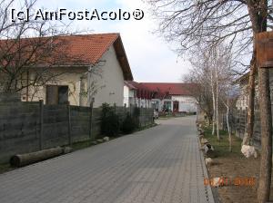[P14] Am intrat deja în curte, foto e făcută aproape imediat ce am trecut de poartă. » foto by Qvadratvus
 - 
<span class="allrVoted glyphicon glyphicon-heart hidden" id="av932862"></span>
<a class="m-l-10 hidden" id="sv932862" onclick="voting_Foto_DelVot(,932862,11137)" role="button">șterge vot <span class="glyphicon glyphicon-remove"></span></a>
<a id="v9932862" class=" c-red"  onclick="voting_Foto_SetVot(932862)" role="button"><span class="glyphicon glyphicon-heart-empty"></span> <b>LIKE</b> = Votează poza</a> <img class="hidden"  id="f932862W9" src="/imagini/loader.gif" border="0" /><span class="AjErrMes hidden" id="e932862ErM"></span>