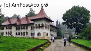 [P01] Intrarea în Mănăstirea Prislop, după ce am trecut de poartă. În stânga se vede noua clădire a Seminarului Teologic de Fete. În spte, dreapta, este biserica mănăsătirii construită în anii 1399-1405.  » foto by Lucien
 - 
<span class="allrVoted glyphicon glyphicon-heart hidden" id="av834875"></span>
<a class="m-l-10 hidden" id="sv834875" onclick="voting_Foto_DelVot(,834875,11234)" role="button">șterge vot <span class="glyphicon glyphicon-remove"></span></a>
<a id="v9834875" class=" c-red"  onclick="voting_Foto_SetVot(834875)" role="button"><span class="glyphicon glyphicon-heart-empty"></span> <b>LIKE</b> = Votează poza</a> <img class="hidden"  id="f834875W9" src="/imagini/loader.gif" border="0" /><span class="AjErrMes hidden" id="e834875ErM"></span>