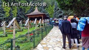 [P03] Cimitirul Mănăstirii Prislop și coada de la mormântul Părintelui Arsenie Boca. Mormântul acestuia este în foișorul de lemn din spatele imaginii » foto by Lucien
 - 
<span class="allrVoted glyphicon glyphicon-heart hidden" id="av834877"></span>
<a class="m-l-10 hidden" id="sv834877" onclick="voting_Foto_DelVot(,834877,11234)" role="button">șterge vot <span class="glyphicon glyphicon-remove"></span></a>
<a id="v9834877" class=" c-red"  onclick="voting_Foto_SetVot(834877)" role="button"><span class="glyphicon glyphicon-heart-empty"></span> <b>LIKE</b> = Votează poza</a> <img class="hidden"  id="f834877W9" src="/imagini/loader.gif" border="0" /><span class="AjErrMes hidden" id="e834877ErM"></span>