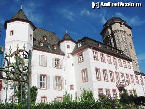 [P13] Lahnstein. Martinsburg este plasat chiar pe malul drept al Rinului, intr-o zona verde.  » foto by Radu Tudoran
 - 
<span class="allrVoted glyphicon glyphicon-heart hidden" id="av693680"></span>
<a class="m-l-10 hidden" id="sv693680" onclick="voting_Foto_DelVot(,693680,11302)" role="button">șterge vot <span class="glyphicon glyphicon-remove"></span></a>
<a id="v9693680" class=" c-red"  onclick="voting_Foto_SetVot(693680)" role="button"><span class="glyphicon glyphicon-heart-empty"></span> <b>LIKE</b> = Votează poza</a> <img class="hidden"  id="f693680W9" src="/imagini/loader.gif" border="0" /><span class="AjErrMes hidden" id="e693680ErM"></span>