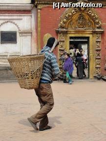 [P19] Mod tipic de a cara greutati in Nepal; am vazut si femei si barbati carand aceste cosuri,unele pareau extrem de grele cand erau pline » foto by cristina65
 - 
<span class="allrVoted glyphicon glyphicon-heart hidden" id="av308425"></span>
<a class="m-l-10 hidden" id="sv308425" onclick="voting_Foto_DelVot(,308425,11367)" role="button">șterge vot <span class="glyphicon glyphicon-remove"></span></a>
<a id="v9308425" class=" c-red"  onclick="voting_Foto_SetVot(308425)" role="button"><span class="glyphicon glyphicon-heart-empty"></span> <b>LIKE</b> = Votează poza</a> <img class="hidden"  id="f308425W9" src="/imagini/loader.gif" border="0" /><span class="AjErrMes hidden" id="e308425ErM"></span>