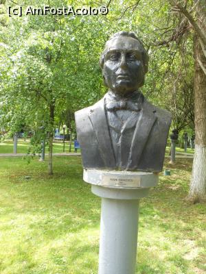 [P19] București - Grădina Valorilor Românești. Mihai Eminescu. » foto by iulianic
 - 
<span class="allrVoted glyphicon glyphicon-heart hidden" id="av1365640"></span>
<a class="m-l-10 hidden" id="sv1365640" onclick="voting_Foto_DelVot(,1365640,11447)" role="button">șterge vot <span class="glyphicon glyphicon-remove"></span></a>
<a id="v91365640" class=" c-red"  onclick="voting_Foto_SetVot(1365640)" role="button"><span class="glyphicon glyphicon-heart-empty"></span> <b>LIKE</b> = Votează poza</a> <img class="hidden"  id="f1365640W9" src="/imagini/loader.gif" border="0" /><span class="AjErrMes hidden" id="e1365640ErM"></span>