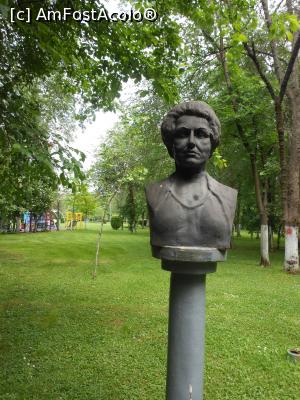 [P36] București - Grădina Valorilor Românești. Lucia Sturdza Bulandra. » foto by iulianic
 - 
<span class="allrVoted glyphicon glyphicon-heart hidden" id="av1365657"></span>
<a class="m-l-10 hidden" id="sv1365657" onclick="voting_Foto_DelVot(,1365657,11447)" role="button">șterge vot <span class="glyphicon glyphicon-remove"></span></a>
<a id="v91365657" class=" c-red"  onclick="voting_Foto_SetVot(1365657)" role="button"><span class="glyphicon glyphicon-heart-empty"></span> <b>LIKE</b> = Votează poza</a> <img class="hidden"  id="f1365657W9" src="/imagini/loader.gif" border="0" /><span class="AjErrMes hidden" id="e1365657ErM"></span>