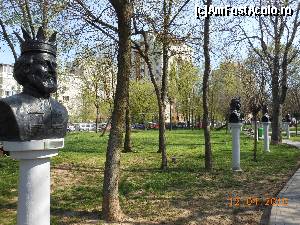 [P35] Parcul Tineretului - Platforma cu statui.  » foto by iulianic
 - 
<span class="allrVoted glyphicon glyphicon-heart hidden" id="av608662"></span>
<a class="m-l-10 hidden" id="sv608662" onclick="voting_Foto_DelVot(,608662,11447)" role="button">șterge vot <span class="glyphicon glyphicon-remove"></span></a>
<a id="v9608662" class=" c-red"  onclick="voting_Foto_SetVot(608662)" role="button"><span class="glyphicon glyphicon-heart-empty"></span> <b>LIKE</b> = Votează poza</a> <img class="hidden"  id="f608662W9" src="/imagini/loader.gif" border="0" /><span class="AjErrMes hidden" id="e608662ErM"></span>