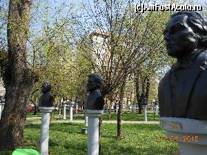 [P39] Parcul Tineretului - Platforma cu statui, Eminescu, Creangă şi Caragiale.  » foto by iulianic
 - 
<span class="allrVoted glyphicon glyphicon-heart hidden" id="av608667"></span>
<a class="m-l-10 hidden" id="sv608667" onclick="voting_Foto_DelVot(,608667,11447)" role="button">șterge vot <span class="glyphicon glyphicon-remove"></span></a>
<a id="v9608667" class=" c-red"  onclick="voting_Foto_SetVot(608667)" role="button"><span class="glyphicon glyphicon-heart-empty"></span> <b>LIKE</b> = Votează poza</a> <img class="hidden"  id="f608667W9" src="/imagini/loader.gif" border="0" /><span class="AjErrMes hidden" id="e608667ErM"></span>