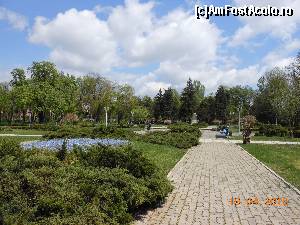 [P13] Parcul Carol I - Aleea spre celălalt gigant este perpendiculară pe aleea centrală.  » foto by iulianic
 - 
<span class="allrVoted glyphicon glyphicon-heart hidden" id="av610859"></span>
<a class="m-l-10 hidden" id="sv610859" onclick="voting_Foto_DelVot(,610859,11447)" role="button">șterge vot <span class="glyphicon glyphicon-remove"></span></a>
<a id="v9610859" class=" c-red"  onclick="voting_Foto_SetVot(610859)" role="button"><span class="glyphicon glyphicon-heart-empty"></span> <b>LIKE</b> = Votează poza</a> <img class="hidden"  id="f610859W9" src="/imagini/loader.gif" border="0" /><span class="AjErrMes hidden" id="e610859ErM"></span>