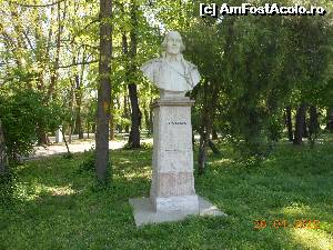[P22] Bucureşti - Parcul Herăstrău. Bustul lui W. Shakespeare.  » foto by iulianic
 - 
<span class="allrVoted glyphicon glyphicon-heart hidden" id="av612872"></span>
<a class="m-l-10 hidden" id="sv612872" onclick="voting_Foto_DelVot(,612872,11447)" role="button">șterge vot <span class="glyphicon glyphicon-remove"></span></a>
<a id="v9612872" class=" c-red"  onclick="voting_Foto_SetVot(612872)" role="button"><span class="glyphicon glyphicon-heart-empty"></span> <b>LIKE</b> = Votează poza</a> <img class="hidden"  id="f612872W9" src="/imagini/loader.gif" border="0" /><span class="AjErrMes hidden" id="e612872ErM"></span>