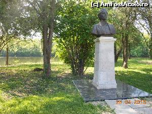 [P44] Bucureşti - Parcul Herăstrău. Bustul lui Ciprian Porumbescu.  » foto by iulianic
 - 
<span class="allrVoted glyphicon glyphicon-heart hidden" id="av612905"></span>
<a class="m-l-10 hidden" id="sv612905" onclick="voting_Foto_DelVot(,612905,11447)" role="button">șterge vot <span class="glyphicon glyphicon-remove"></span></a>
<a id="v9612905" class=" c-red"  onclick="voting_Foto_SetVot(612905)" role="button"><span class="glyphicon glyphicon-heart-empty"></span> <b>LIKE</b> = Votează poza</a> <img class="hidden"  id="f612905W9" src="/imagini/loader.gif" border="0" /><span class="AjErrMes hidden" id="e612905ErM"></span>