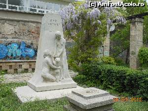 [P11] Bucureşti - Parcul Cişmigiu. Monumentul mutilat al Elenei Pherekyde.  » foto by iulianic
 - 
<span class="allrVoted glyphicon glyphicon-heart hidden" id="av613678"></span>
<a class="m-l-10 hidden" id="sv613678" onclick="voting_Foto_DelVot(,613678,11447)" role="button">șterge vot <span class="glyphicon glyphicon-remove"></span></a>
<a id="v9613678" class=" c-red"  onclick="voting_Foto_SetVot(613678)" role="button"><span class="glyphicon glyphicon-heart-empty"></span> <b>LIKE</b> = Votează poza</a> <img class="hidden"  id="f613678W9" src="/imagini/loader.gif" border="0" /><span class="AjErrMes hidden" id="e613678ErM"></span>