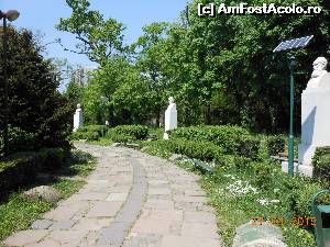 [P17] Bucureşti - Parcul Cişmigiu. În Rotonda scriitorilor.  » foto by iulianic
 - 
<span class="allrVoted glyphicon glyphicon-heart hidden" id="av613691"></span>
<a class="m-l-10 hidden" id="sv613691" onclick="voting_Foto_DelVot(,613691,11447)" role="button">șterge vot <span class="glyphicon glyphicon-remove"></span></a>
<a id="v9613691" class=" c-red"  onclick="voting_Foto_SetVot(613691)" role="button"><span class="glyphicon glyphicon-heart-empty"></span> <b>LIKE</b> = Votează poza</a> <img class="hidden"  id="f613691W9" src="/imagini/loader.gif" border="0" /><span class="AjErrMes hidden" id="e613691ErM"></span>
