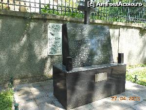 [P27] Bucureşti - Parcul Cişmigiu. Monumentul înălţat în memoria elevilor Şcolii de Subofiţeri Jandarmi din Drăgăşani căzuţi la datorie în luptele pentru apărarea capitalei.  » foto by iulianic
 - 
<span class="allrVoted glyphicon glyphicon-heart hidden" id="av613704"></span>
<a class="m-l-10 hidden" id="sv613704" onclick="voting_Foto_DelVot(,613704,11447)" role="button">șterge vot <span class="glyphicon glyphicon-remove"></span></a>
<a id="v9613704" class=" c-red"  onclick="voting_Foto_SetVot(613704)" role="button"><span class="glyphicon glyphicon-heart-empty"></span> <b>LIKE</b> = Votează poza</a> <img class="hidden"  id="f613704W9" src="/imagini/loader.gif" border="0" /><span class="AjErrMes hidden" id="e613704ErM"></span>