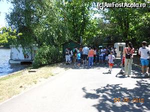 [P04] Parcul Herăstrău - Coadă la îmbarcarea pe Catamaranul Bucur.  » foto by iulianic
 - 
<span class="allrVoted glyphicon glyphicon-heart hidden" id="av625282"></span>
<a class="m-l-10 hidden" id="sv625282" onclick="voting_Foto_DelVot(,625282,11447)" role="button">șterge vot <span class="glyphicon glyphicon-remove"></span></a>
<a id="v9625282" class=" c-red"  onclick="voting_Foto_SetVot(625282)" role="button"><span class="glyphicon glyphicon-heart-empty"></span> <b>LIKE</b> = Votează poza</a> <img class="hidden"  id="f625282W9" src="/imagini/loader.gif" border="0" /><span class="AjErrMes hidden" id="e625282ErM"></span>