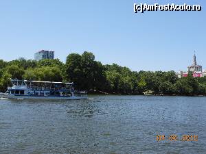 [P07] Parcul Herăstrău - Plimbare relaxantă pe lac. În dreapta, Casa Presei Libere.  » foto by iulianic
 - 
<span class="allrVoted glyphicon glyphicon-heart hidden" id="av625285"></span>
<a class="m-l-10 hidden" id="sv625285" onclick="voting_Foto_DelVot(,625285,11447)" role="button">șterge vot <span class="glyphicon glyphicon-remove"></span></a>
<a id="v9625285" class=" c-red"  onclick="voting_Foto_SetVot(625285)" role="button"><span class="glyphicon glyphicon-heart-empty"></span> <b>LIKE</b> = Votează poza</a> <img class="hidden"  id="f625285W9" src="/imagini/loader.gif" border="0" /><span class="AjErrMes hidden" id="e625285ErM"></span>