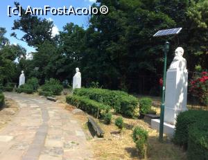 [P29] Parcul Cismigiu - la distante egale se gasesc busturile unor mari prsonalitati » foto by mishu
 - 
<span class="allrVoted glyphicon glyphicon-heart hidden" id="av752394"></span>
<a class="m-l-10 hidden" id="sv752394" onclick="voting_Foto_DelVot(,752394,11447)" role="button">șterge vot <span class="glyphicon glyphicon-remove"></span></a>
<a id="v9752394" class=" c-red"  onclick="voting_Foto_SetVot(752394)" role="button"><span class="glyphicon glyphicon-heart-empty"></span> <b>LIKE</b> = Votează poza</a> <img class="hidden"  id="f752394W9" src="/imagini/loader.gif" border="0" /><span class="AjErrMes hidden" id="e752394ErM"></span>