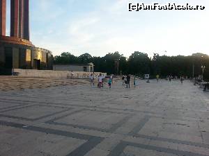 [P26] Esplanada din fata Mausoleului.  » foto by Mika
 - 
<span class="allrVoted glyphicon glyphicon-heart hidden" id="av626028"></span>
<a class="m-l-10 hidden" id="sv626028" onclick="voting_Foto_DelVot(,626028,11447)" role="button">șterge vot <span class="glyphicon glyphicon-remove"></span></a>
<a id="v9626028" class=" c-red"  onclick="voting_Foto_SetVot(626028)" role="button"><span class="glyphicon glyphicon-heart-empty"></span> <b>LIKE</b> = Votează poza</a> <img class="hidden"  id="f626028W9" src="/imagini/loader.gif" border="0" /><span class="AjErrMes hidden" id="e626028ErM"></span>