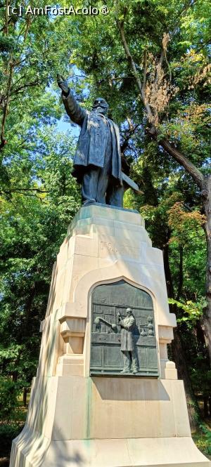 [P18] Statuia savantului Constantin I. Istrate, comisarul Expoziției din 1906. » foto by tata123 🔱
 - 
<span class="allrVoted glyphicon glyphicon-heart hidden" id="av1494565"></span>
<a class="m-l-10 hidden" id="sv1494565" onclick="voting_Foto_DelVot(,1494565,11447)" role="button">șterge vot <span class="glyphicon glyphicon-remove"></span></a>
<a id="v91494565" class=" c-red"  onclick="voting_Foto_SetVot(1494565)" role="button"><span class="glyphicon glyphicon-heart-empty"></span> <b>LIKE</b> = Votează poza</a> <img class="hidden"  id="f1494565W9" src="/imagini/loader.gif" border="0" /><span class="AjErrMes hidden" id="e1494565ErM"></span>