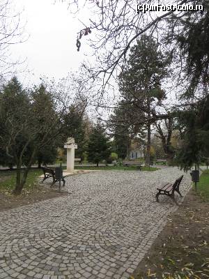 [P06] Troița din centrul parcului » foto by tata123 🔱
 - 
<span class="allrVoted glyphicon glyphicon-heart hidden" id="av576760"></span>
<a class="m-l-10 hidden" id="sv576760" onclick="voting_Foto_DelVot(,576760,11447)" role="button">șterge vot <span class="glyphicon glyphicon-remove"></span></a>
<a id="v9576760" class=" c-red"  onclick="voting_Foto_SetVot(576760)" role="button"><span class="glyphicon glyphicon-heart-empty"></span> <b>LIKE</b> = Votează poza</a> <img class="hidden"  id="f576760W9" src="/imagini/loader.gif" border="0" /><span class="AjErrMes hidden" id="e576760ErM"></span>