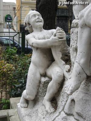 [P10] Fetița zâmbitoare de la baza statuii » foto by tata123 🔱
 - 
<span class="allrVoted glyphicon glyphicon-heart hidden" id="av578454"></span>
<a class="m-l-10 hidden" id="sv578454" onclick="voting_Foto_DelVot(,578454,11447)" role="button">șterge vot <span class="glyphicon glyphicon-remove"></span></a>
<a id="v9578454" class=" c-red"  onclick="voting_Foto_SetVot(578454)" role="button"><span class="glyphicon glyphicon-heart-empty"></span> <b>LIKE</b> = Votează poza</a> <img class="hidden"  id="f578454W9" src="/imagini/loader.gif" border="0" /><span class="AjErrMes hidden" id="e578454ErM"></span>