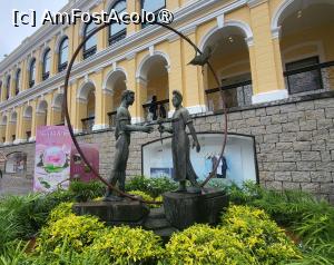 [P27] In apropierea fostei catedrale se afla un monument care simbolizeaza infiintarea orasului Macao: intalnirea unui portughez cu o chinezoaica. » foto by geani anto
 - 
<span class="allrVoted glyphicon glyphicon-heart hidden" id="av1523526"></span>
<a class="m-l-10 hidden" id="sv1523526" onclick="voting_Foto_DelVot(,1523526,11464)" role="button">șterge vot <span class="glyphicon glyphicon-remove"></span></a>
<a id="v91523526" class=" c-red"  onclick="voting_Foto_SetVot(1523526)" role="button"><span class="glyphicon glyphicon-heart-empty"></span> <b>LIKE</b> = Votează poza</a> <img class="hidden"  id="f1523526W9" src="/imagini/loader.gif" border="0" /><span class="AjErrMes hidden" id="e1523526ErM"></span>