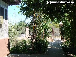 [P08] Accesul in pensiune (unul dintre ele), pe sub o bolta foarte frumoasa si gradina cu flori.  » foto by george_bton*
 - 
<span class="allrVoted glyphicon glyphicon-heart hidden" id="av362252"></span>
<a class="m-l-10 hidden" id="sv362252" onclick="voting_Foto_DelVot(,362252,11465)" role="button">șterge vot <span class="glyphicon glyphicon-remove"></span></a>
<a id="v9362252" class=" c-red"  onclick="voting_Foto_SetVot(362252)" role="button"><span class="glyphicon glyphicon-heart-empty"></span> <b>LIKE</b> = Votează poza</a> <img class="hidden"  id="f362252W9" src="/imagini/loader.gif" border="0" /><span class="AjErrMes hidden" id="e362252ErM"></span>