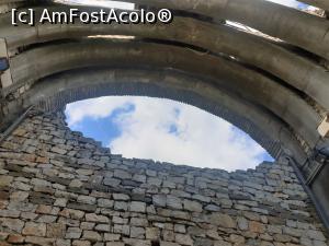 [P16] Cetatea Hisarya - sub portalul dintre zidurile de la intrare » foto by k-lator
 - 
<span class="allrVoted glyphicon glyphicon-heart hidden" id="av1302216"></span>
<a class="m-l-10 hidden" id="sv1302216" onclick="voting_Foto_DelVot(,1302216,11645)" role="button">șterge vot <span class="glyphicon glyphicon-remove"></span></a>
<a id="v91302216" class=" c-red"  onclick="voting_Foto_SetVot(1302216)" role="button"><span class="glyphicon glyphicon-heart-empty"></span> <b>LIKE</b> = Votează poza</a> <img class="hidden"  id="f1302216W9" src="/imagini/loader.gif" border="0" /><span class="AjErrMes hidden" id="e1302216ErM"></span>