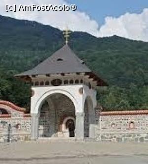 [P03] Intrarea în manastirea Lainici » foto by Michi
 - 
<span class="allrVoted glyphicon glyphicon-heart hidden" id="av1496084"></span>
<a class="m-l-10 hidden" id="sv1496084" onclick="voting_Foto_DelVot(,1496084,11677)" role="button">șterge vot <span class="glyphicon glyphicon-remove"></span></a>
<a id="v91496084" class=" c-red"  onclick="voting_Foto_SetVot(1496084)" role="button"><span class="glyphicon glyphicon-heart-empty"></span> <b>LIKE</b> = Votează poza</a> <img class="hidden"  id="f1496084W9" src="/imagini/loader.gif" border="0" /><span class="AjErrMes hidden" id="e1496084ErM"></span>