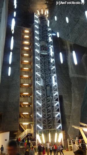 [P04] Liftul (în dreapta) şi scările, văzute de jos. În stânga pozei este liftul care duce la bărcuţe.  » foto by Robotzel*
 - 
<span class="allrVoted glyphicon glyphicon-heart hidden" id="av546267"></span>
<a class="m-l-10 hidden" id="sv546267" onclick="voting_Foto_DelVot(,546267,11779)" role="button">șterge vot <span class="glyphicon glyphicon-remove"></span></a>
<a id="v9546267" class=" c-red"  onclick="voting_Foto_SetVot(546267)" role="button"><span class="glyphicon glyphicon-heart-empty"></span> <b>LIKE</b> = Votează poza</a> <img class="hidden"  id="f546267W9" src="/imagini/loader.gif" border="0" /><span class="AjErrMes hidden" id="e546267ErM"></span>