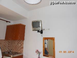 [P13] Stela Mouraki - Camera 4. Televizorul, chicineta şi - parţial - sora mea în oglindă.  » foto by iulianic
 - 
<span class="allrVoted glyphicon glyphicon-heart hidden" id="av522481"></span>
<a class="m-l-10 hidden" id="sv522481" onclick="voting_Foto_DelVot(,522481,11815)" role="button">șterge vot <span class="glyphicon glyphicon-remove"></span></a>
<a id="v9522481" class=" c-red"  onclick="voting_Foto_SetVot(522481)" role="button"><span class="glyphicon glyphicon-heart-empty"></span> <b>LIKE</b> = Votează poza</a> <img class="hidden"  id="f522481W9" src="/imagini/loader.gif" border="0" /><span class="AjErrMes hidden" id="e522481ErM"></span>