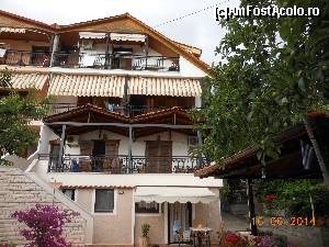 [P03] Stela Mouraki - Vedere din faţă. Scările de acces la etaj şi camera de la parter ocupată de proprietari.  » foto by iulianic
 - 
<span class="allrVoted glyphicon glyphicon-heart hidden" id="av522471"></span>
<a class="m-l-10 hidden" id="sv522471" onclick="voting_Foto_DelVot(,522471,11815)" role="button">șterge vot <span class="glyphicon glyphicon-remove"></span></a>
<a id="v9522471" class=" c-red"  onclick="voting_Foto_SetVot(522471)" role="button"><span class="glyphicon glyphicon-heart-empty"></span> <b>LIKE</b> = Votează poza</a> <img class="hidden"  id="f522471W9" src="/imagini/loader.gif" border="0" /><span class="AjErrMes hidden" id="e522471ErM"></span>