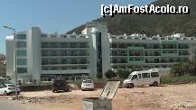 [P26] hotelul vazut din lateral, aceste camere avand vedere laterala la mare
hotelul nu este fix perpendicular pe mare, ci oblic;camerele de pe latura opusa nu au vedere la mare, ci la caprice beach si club turban » foto by eug
 - 
<span class="allrVoted glyphicon glyphicon-heart hidden" id="av333359"></span>
<a class="m-l-10 hidden" id="sv333359" onclick="voting_Foto_DelVot(,333359,11819)" role="button">șterge vot <span class="glyphicon glyphicon-remove"></span></a>
<a id="v9333359" class=" c-red"  onclick="voting_Foto_SetVot(333359)" role="button"><span class="glyphicon glyphicon-heart-empty"></span> <b>LIKE</b> = Votează poza</a> <img class="hidden"  id="f333359W9" src="/imagini/loader.gif" border="0" /><span class="AjErrMes hidden" id="e333359ErM"></span>