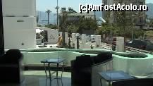 [P50] din receptie spre mare; de la stg la dr:
- dupa coltul hotelului se vede scena
-gardul hotelului(parcare pe straduta ingista ce duce la mare)
- in dr sus bliss class hotel » foto by eug
 - 
<span class="allrVoted glyphicon glyphicon-heart hidden" id="av333404"></span>
<a class="m-l-10 hidden" id="sv333404" onclick="voting_Foto_DelVot(,333404,11819)" role="button">șterge vot <span class="glyphicon glyphicon-remove"></span></a>
<a id="v9333404" class=" c-red"  onclick="voting_Foto_SetVot(333404)" role="button"><span class="glyphicon glyphicon-heart-empty"></span> <b>LIKE</b> = Votează poza</a> <img class="hidden"  id="f333404W9" src="/imagini/loader.gif" border="0" /><span class="AjErrMes hidden" id="e333404ErM"></span>