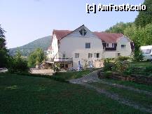 [P08] Clădirea care adăposteşte laolaltă hostelul; toaletele, duşurile, spălătorul camping-ului; snack-bar-ul, duşurile, toaletele, vestiarele şi accesul la piscină; camerele personalului; bar-ul şi probabil şi minimarket-ul, dacă l-or mai deschide vreodată.  » foto by Dragoș_MD
 - 
<span class="allrVoted glyphicon glyphicon-heart hidden" id="av335343"></span>
<a class="m-l-10 hidden" id="sv335343" onclick="voting_Foto_DelVot(,335343,11881)" role="button">șterge vot <span class="glyphicon glyphicon-remove"></span></a>
<a id="v9335343" class=" c-red"  onclick="voting_Foto_SetVot(335343)" role="button"><span class="glyphicon glyphicon-heart-empty"></span> <b>LIKE</b> = Votează poza</a> <img class="hidden"  id="f335343W9" src="/imagini/loader.gif" border="0" /><span class="AjErrMes hidden" id="e335343ErM"></span>