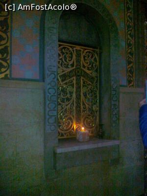 [P08] Tbilisi, Catedrala Sioni - nişa în care se păstrează crucea din viţă de vie a Sfintei Nina » foto by calator2000
 - 
<span class="allrVoted glyphicon glyphicon-heart hidden" id="av812683"></span>
<a class="m-l-10 hidden" id="sv812683" onclick="voting_Foto_DelVot(,812683,11911)" role="button">șterge vot <span class="glyphicon glyphicon-remove"></span></a>
<a id="v9812683" class=" c-red"  onclick="voting_Foto_SetVot(812683)" role="button"><span class="glyphicon glyphicon-heart-empty"></span> <b>LIKE</b> = Votează poza</a> <img class="hidden"  id="f812683W9" src="/imagini/loader.gif" border="0" /><span class="AjErrMes hidden" id="e812683ErM"></span>