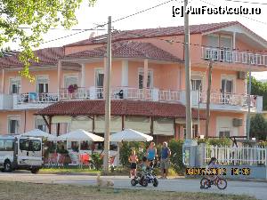 [P32] Asprovalta: pension Delphini, arata bine, este situat intr-o zona mai linistita, langa plaja, de retinut pentru cei care vor liniste » foto by kanza
 - 
<span class="allrVoted glyphicon glyphicon-heart hidden" id="av337478"></span>
<a class="m-l-10 hidden" id="sv337478" onclick="voting_Foto_DelVot(,337478,11942)" role="button">șterge vot <span class="glyphicon glyphicon-remove"></span></a>
<a id="v9337478" class=" c-red"  onclick="voting_Foto_SetVot(337478)" role="button"><span class="glyphicon glyphicon-heart-empty"></span> <b>LIKE</b> = Votează poza</a> <img class="hidden"  id="f337478W9" src="/imagini/loader.gif" border="0" /><span class="AjErrMes hidden" id="e337478ErM"></span>
