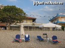 [P25] Locul in care am facut plaja. Sezlongurile si umbrelele apartin barului Loukoumi (daca nu ma inseala memoria), cladirea din dreapta, cu balcoane albastre.  » foto by Ruxandra R
 - 
<span class="allrVoted glyphicon glyphicon-heart hidden" id="av346374"></span>
<a class="m-l-10 hidden" id="sv346374" onclick="voting_Foto_DelVot(,346374,11967)" role="button">șterge vot <span class="glyphicon glyphicon-remove"></span></a>
<a id="v9346374" class=" c-red"  onclick="voting_Foto_SetVot(346374)" role="button"><span class="glyphicon glyphicon-heart-empty"></span> <b>LIKE</b> = Votează poza</a> <img class="hidden"  id="f346374W9" src="/imagini/loader.gif" border="0" /><span class="AjErrMes hidden" id="e346374ErM"></span>