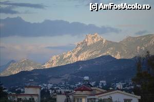 [P01] 'Castelul Sf. Ilarion [...]' / Piscul unde se afla castelul Sf. Ilarion in lumina asfintitului, vazut dinspre vest, dinspre Lapta, de pe langa mare.  » foto by TraianS
 - 
<span class="allrVoted glyphicon glyphicon-heart hidden" id="av417159"></span>
<a class="m-l-10 hidden" id="sv417159" onclick="voting_Foto_DelVot(,417159,12009)" role="button">șterge vot <span class="glyphicon glyphicon-remove"></span></a>
<a id="v9417159" class=" c-red"  onclick="voting_Foto_SetVot(417159)" role="button"><span class="glyphicon glyphicon-heart-empty"></span> <b>LIKE</b> = Votează poza</a> <img class="hidden"  id="f417159W9" src="/imagini/loader.gif" border="0" /><span class="AjErrMes hidden" id="e417159ErM"></span>